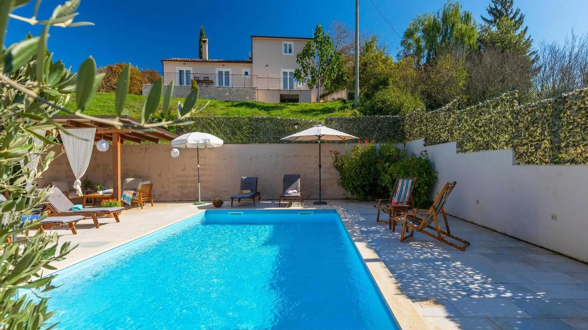 Semesterbostad Charming Villa With Swimming Pool And Garden Pazin Kroatien